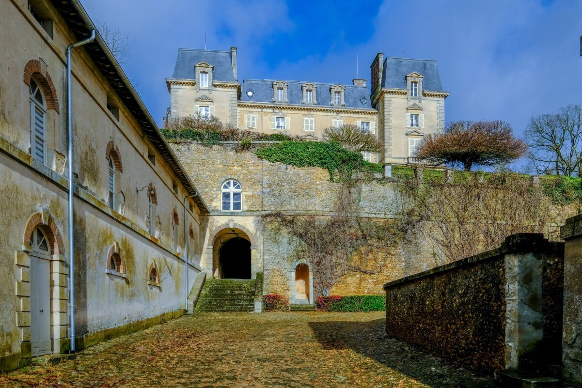 Замок Monfort-le-Gesnois - Георгий А