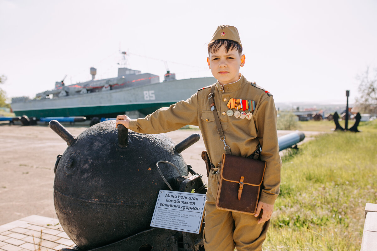 9 Мая. Мальчик в военной форме. Военная техника - Евгений Николаев
