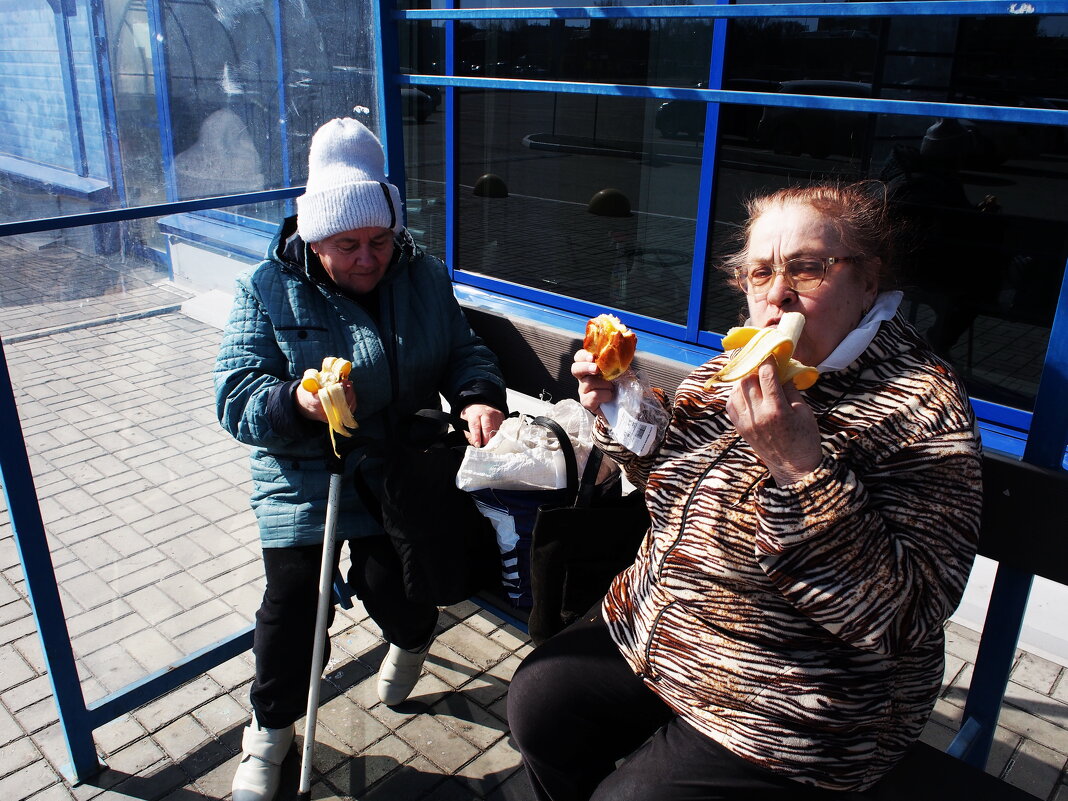 Две женщины ели булочку с бананом))) - Борис 