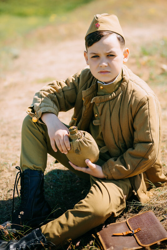 Мальчик в военной форме. На привале - Евгений Николаев