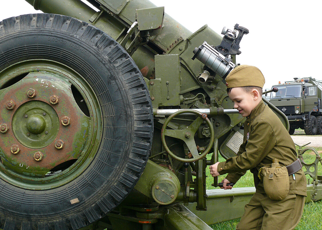 Мальчик в военной форме на 9 мая - Евгений Николаев