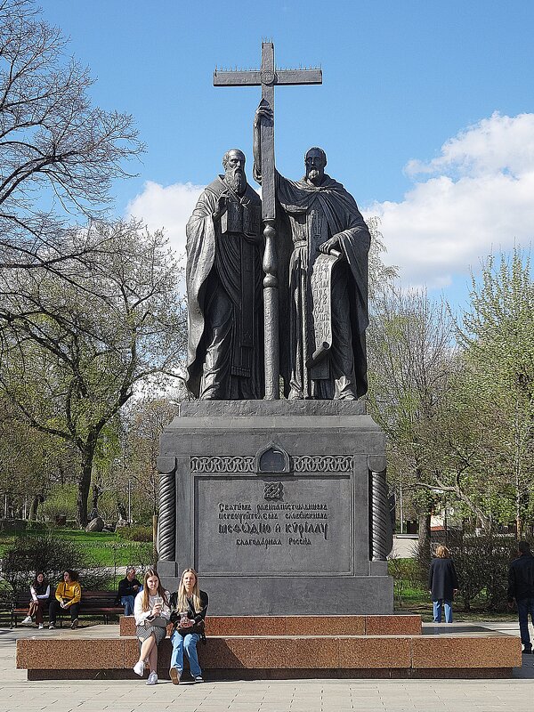 Памятник Кириллу и Мефодию в Москве - Лидия Бусурина