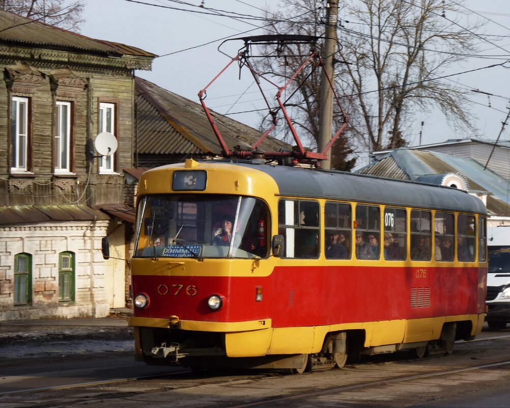 Шел по городу трамвай, шел не торопясь, чуть креня железный край - Galina Leskova