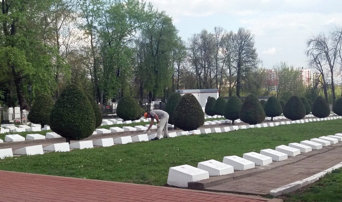 Подготовка к 9 Мая на воинском мемориале Скорбященского кладбища - Galina Solovova