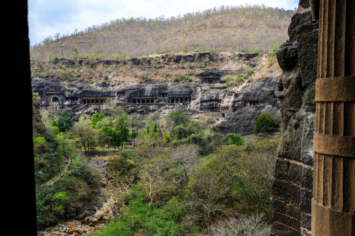 Вырытая скала в пещерные храмы Аджанта - Георгий А
