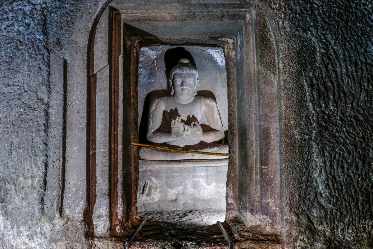 Скулптура Будды в пещерном храме Аджанта - Георгий А
