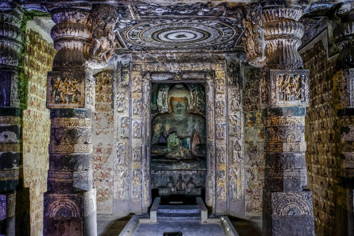 Другой раскрашенный вырезанный пещерный храм в Аджанте - Георгий А