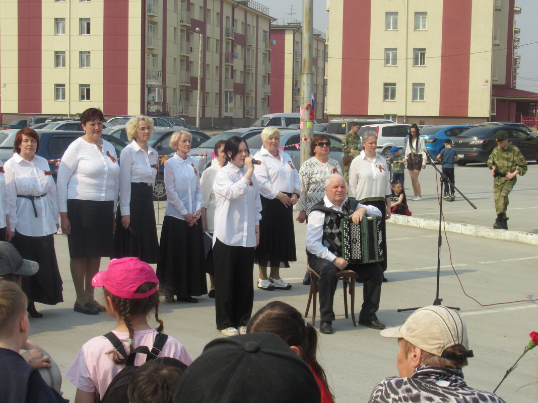 Концерт на районе для ветеранов, ко Дню Победы - Андрей Макурин
