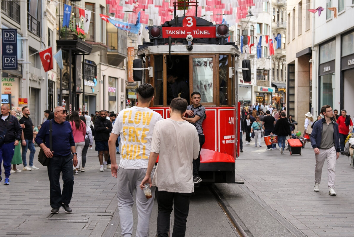 Nostalgic Tram — красный ретро-трамвай на улице Истикляль - skijumper Иванов