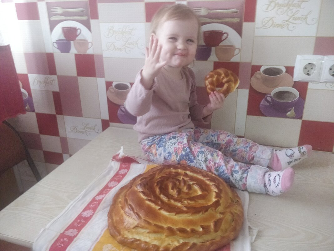 Внучка,с хлебушком. - Андрей Хлопонин