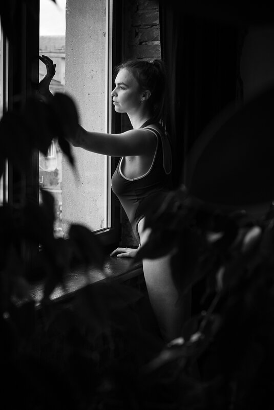 Девушка у окна - Nina Aleksandrova