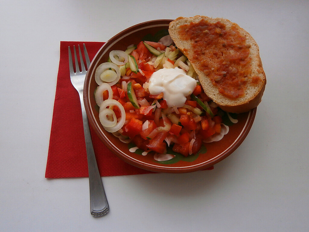 Овощной салат с бутербродом - Алевтина 