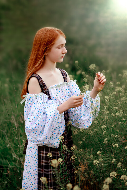 Девушка в поле с цветами. - Юлия Кравченко