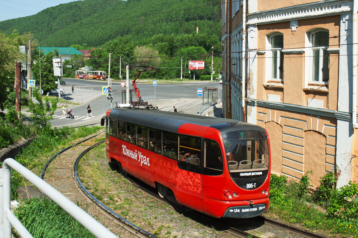 Зеленый май, красный трамвай. - Galina Serebrennikova