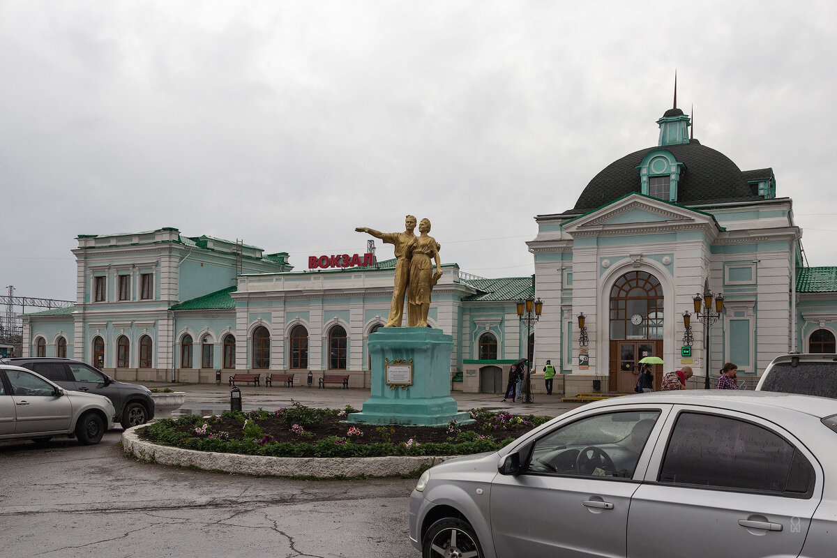 Сызрань. Привокзальная площадь. Скульптура "Родные просторы". - Олег Манаенков