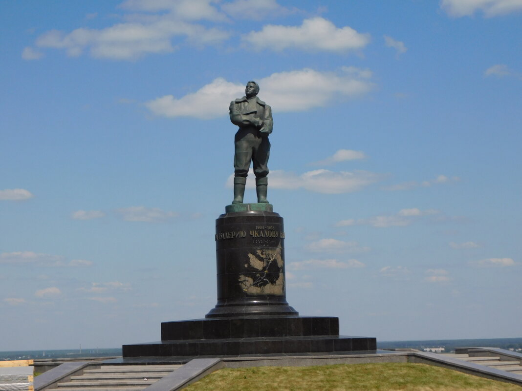 Памятник Валерию Чкалову - Наиля 