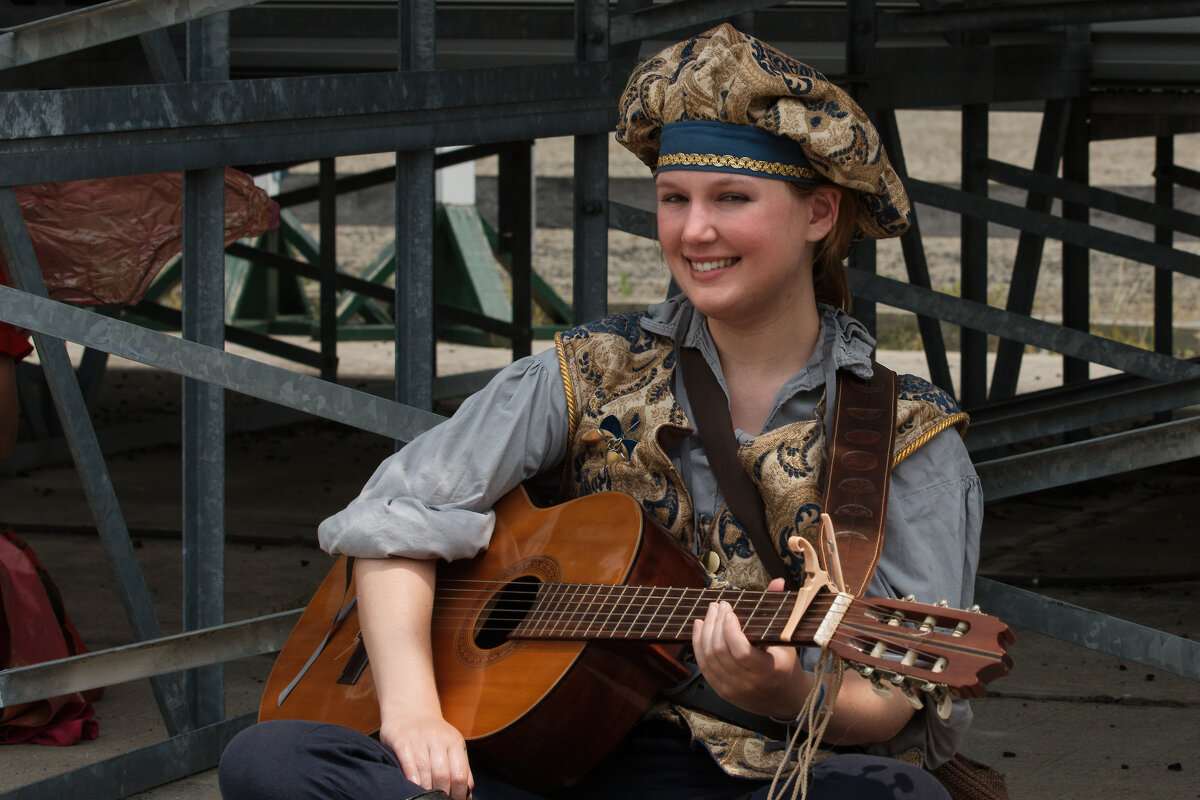 Девушка с гитарой - Олег Чемоданов