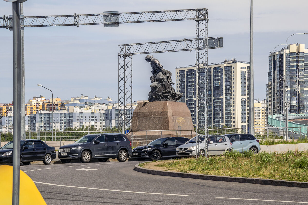 На подъезде к Лахта-Центру гостей встречает царь Пётр - Стальбаум Юрий 