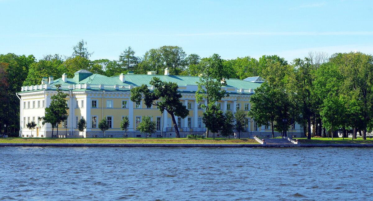 Парадный фасад Каменноостровского дворца, обращенный на Малую Невку. - Валерий Новиков