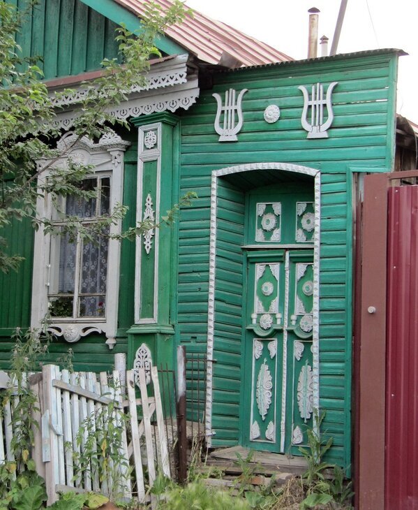 У входа в дом - Вера Щукина