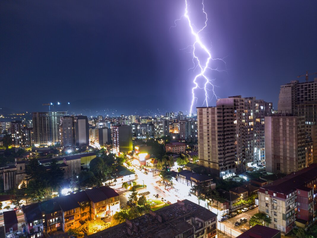 lightning over the city - on4side live | travel | explore