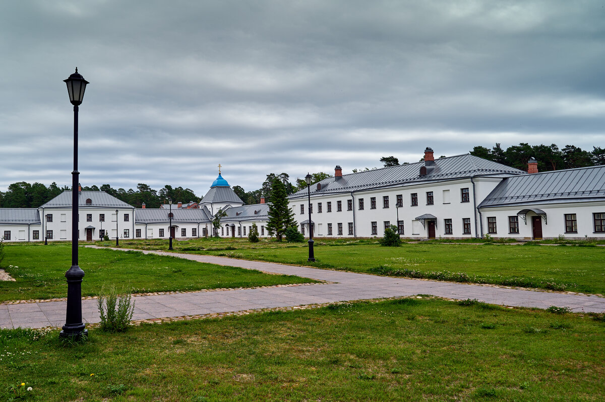 Внутрений дворик Коневского монастыря - Юрий Бутусов