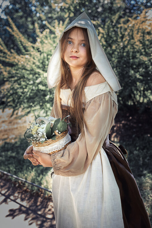 Девочка с корзиной цветов - Алексей Корнеев