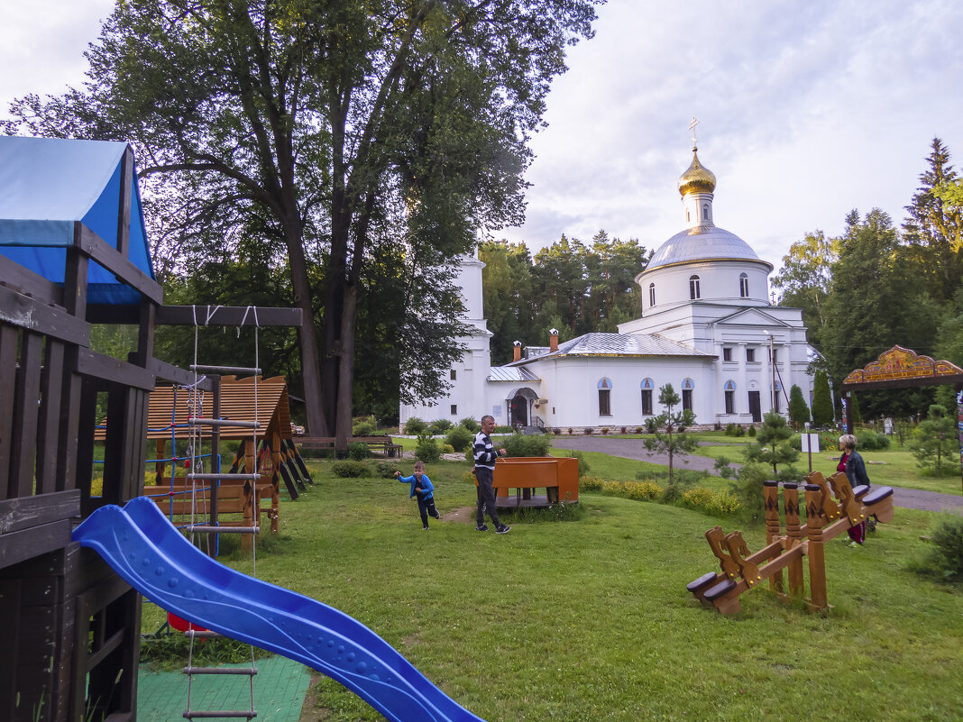 Детская площадка у храма - Сергей Цветков