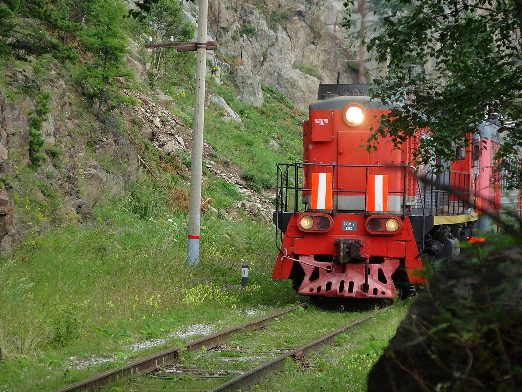 Тепловоз на Кругобайкальской железной дороге - Лидия Бусурина
