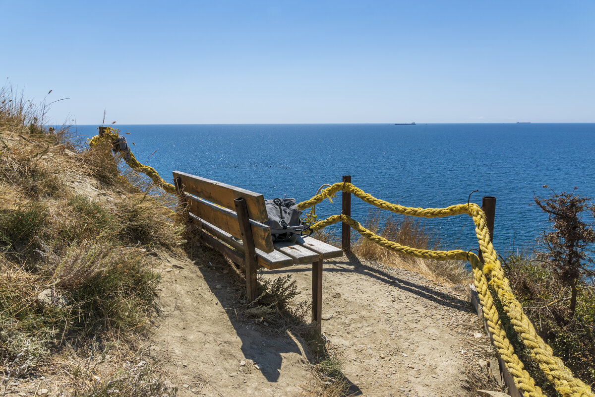 Скамейка на краю обрыва с видом на Чёрное море - Александр Буторин
