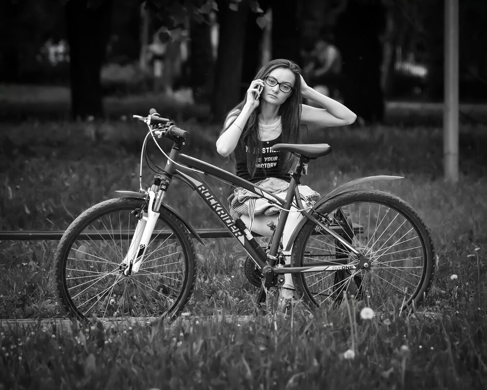 Девушка, телефон и велосипед... - Сергей Кичигин