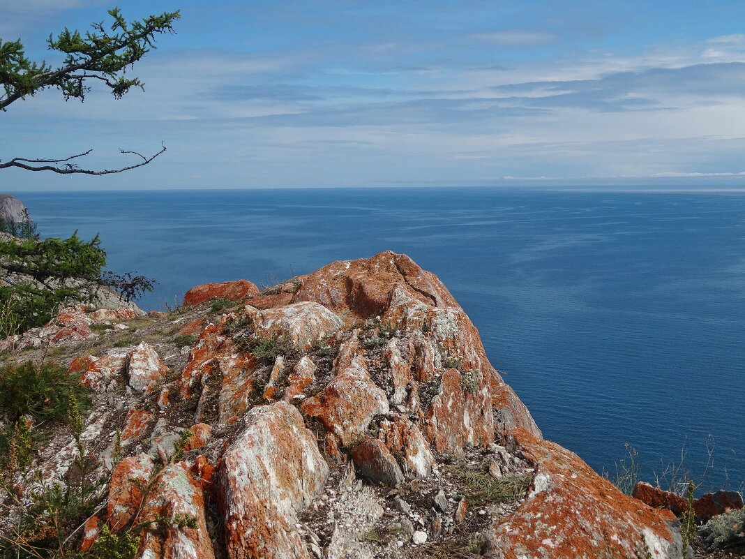 Синева Байкала и красные скалы острова Ольхон - Лидия Бусурина