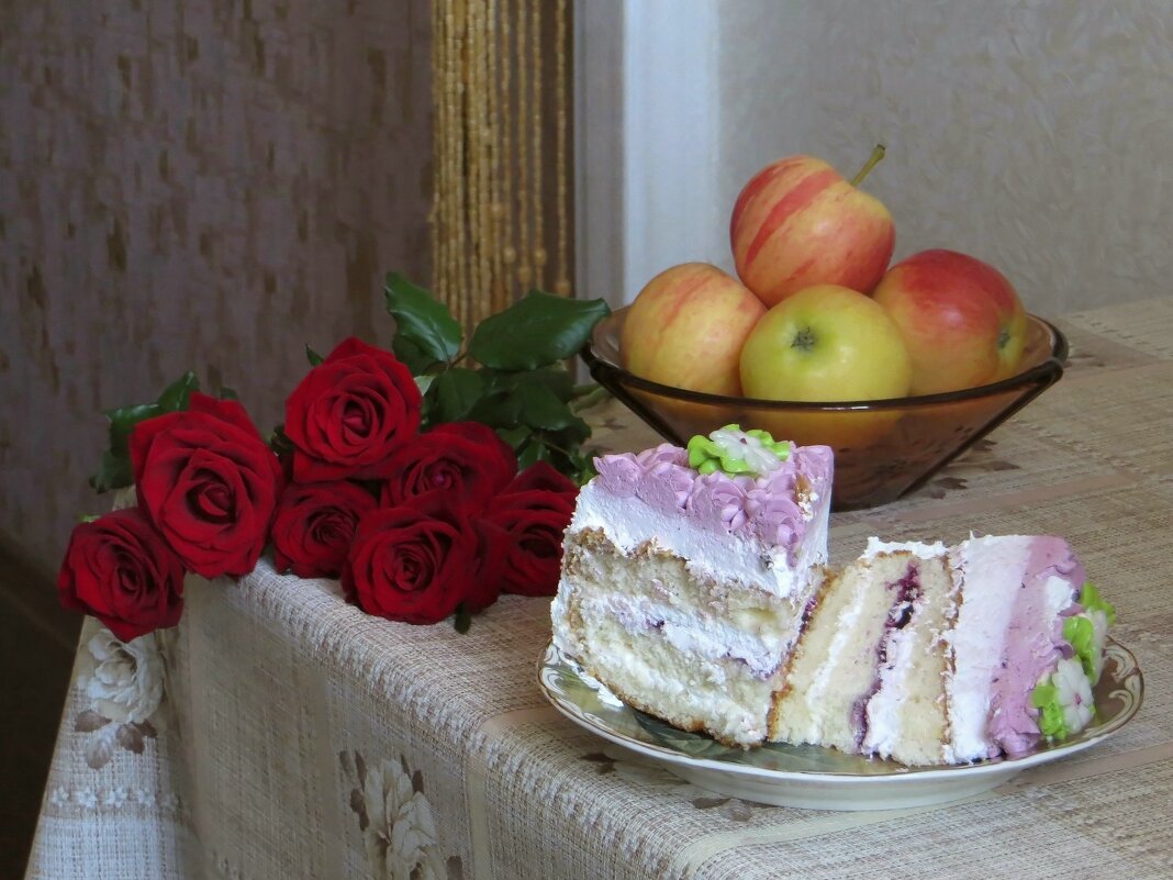 Натюрморт с тортиком и красными розами - Татьяна Смоляниченко