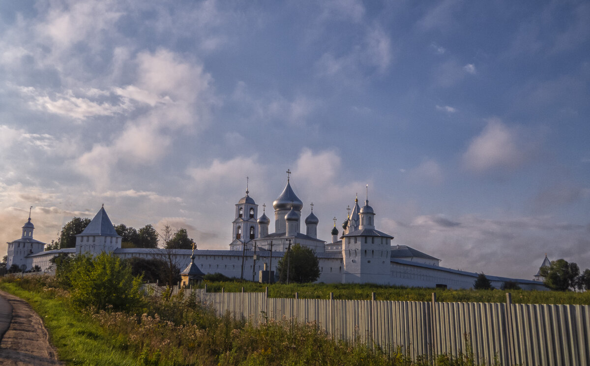 Никитский монастырь по утру - Сергей Цветков