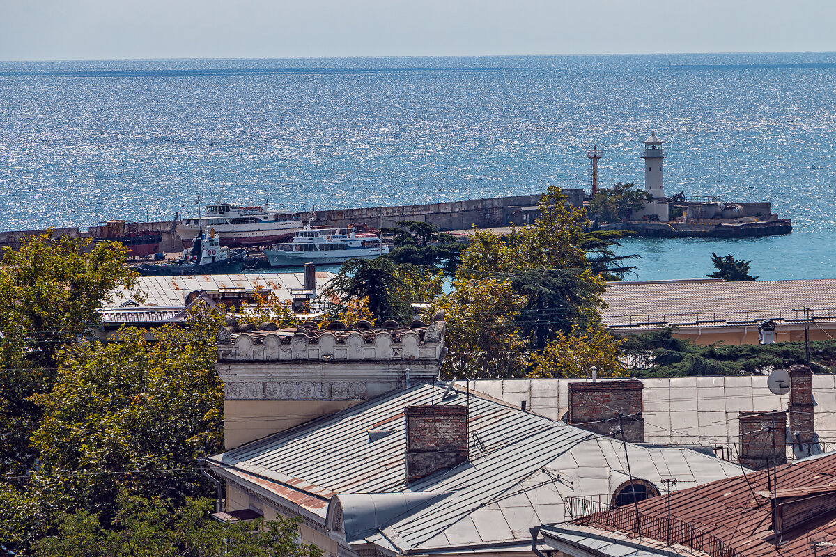 Корабли на приколе под крышами курортного города - Юрий Яловенко