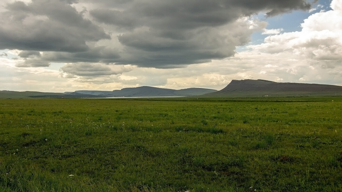 На горизонте знаменитое озеро Учум - Владимир Кириченко