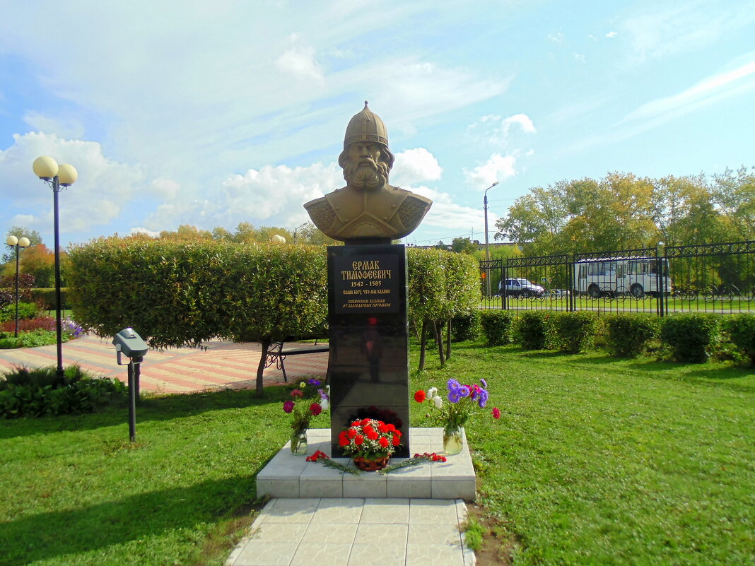 Памятник  Ермака при Богоявленском храме . - Мила Бовкун