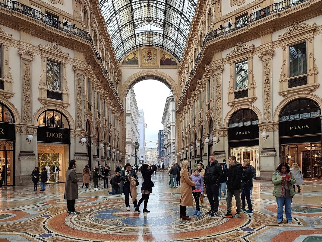 Милан Италия Внутри галереи Galleria Vittorio Emanuele II - wea *