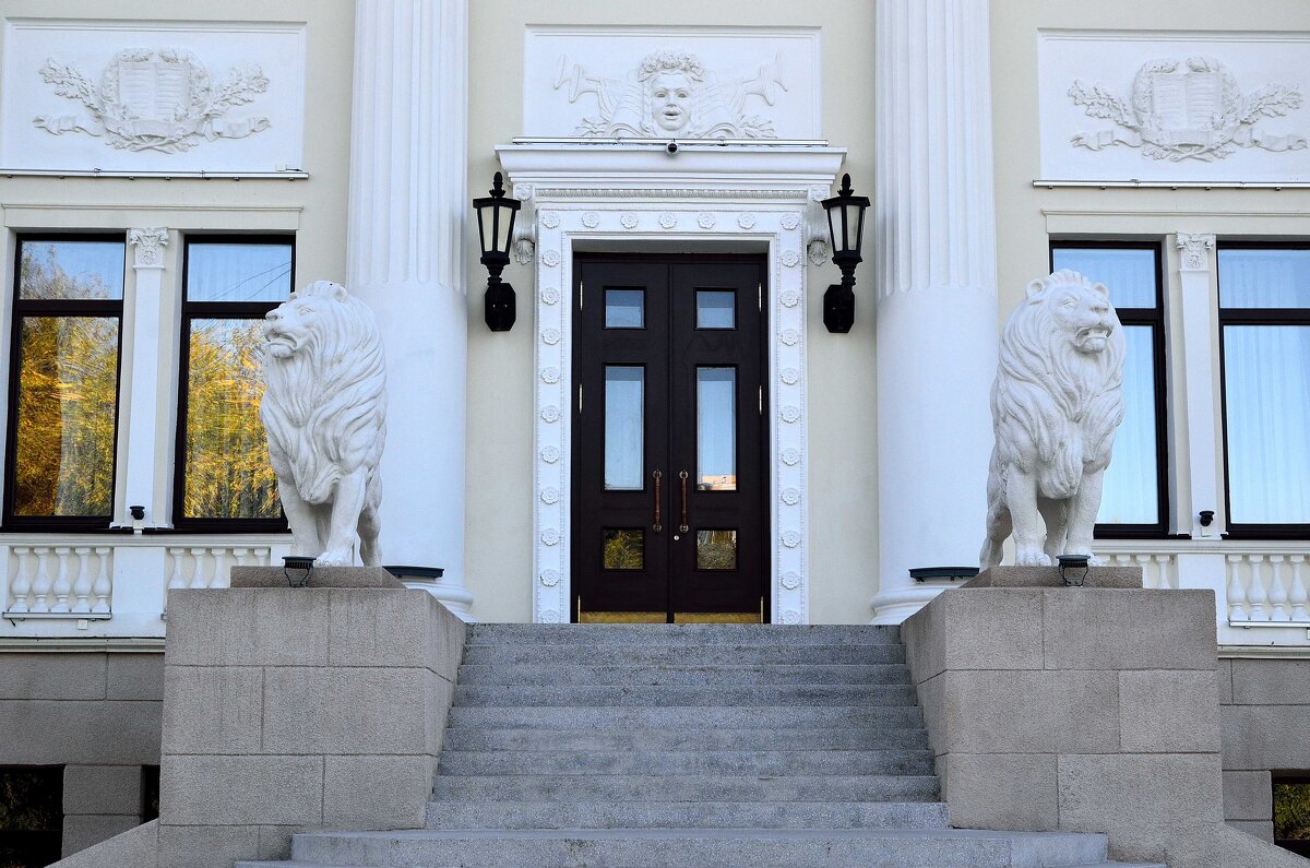 Львы на страже. правый вход в здание НЭТ, Волгоград - Александр Стариков