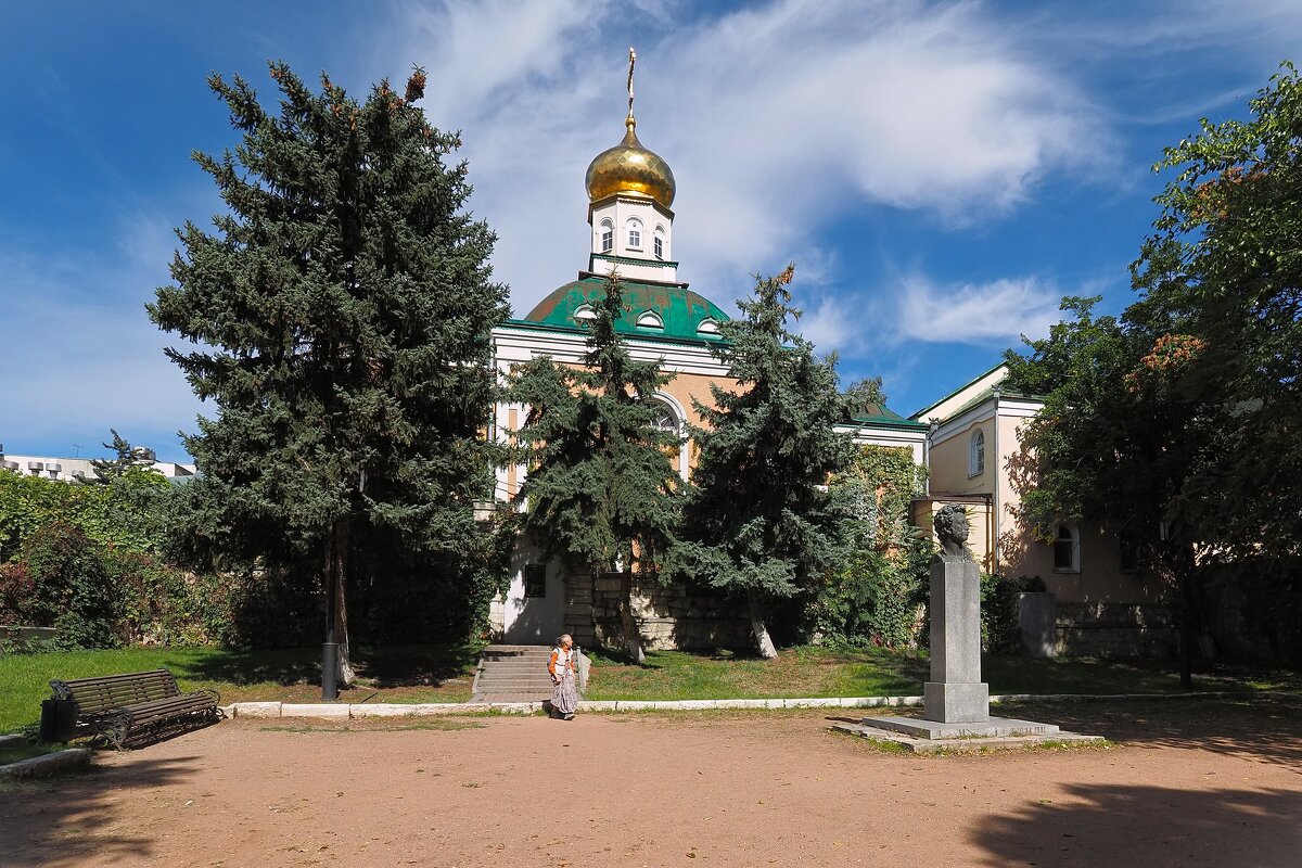 Пятигорск , Скорбященская церковь, почему здесь стоит памятник Пушкину не знаю. - Евгений Седов