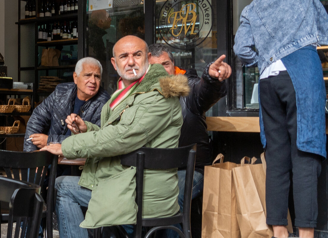 Зимой в тель-авивском уличном кафе пожилые мужчины что-то увидели и обернулись посмотреть - Дмитрий Садов