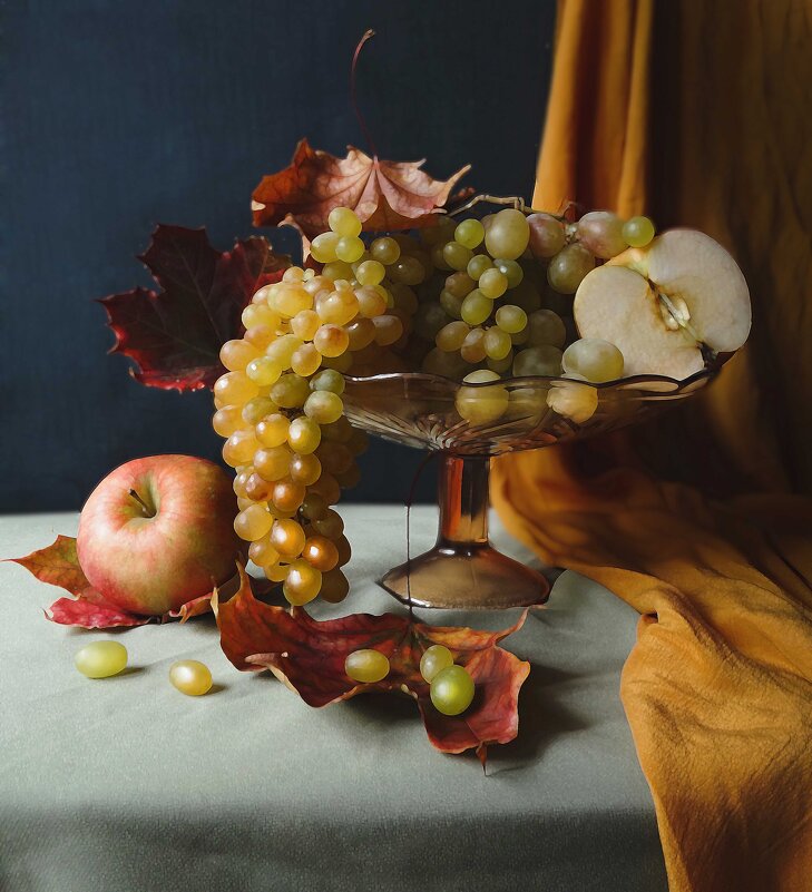 Натюрморт с виноградом - Елена Макарова