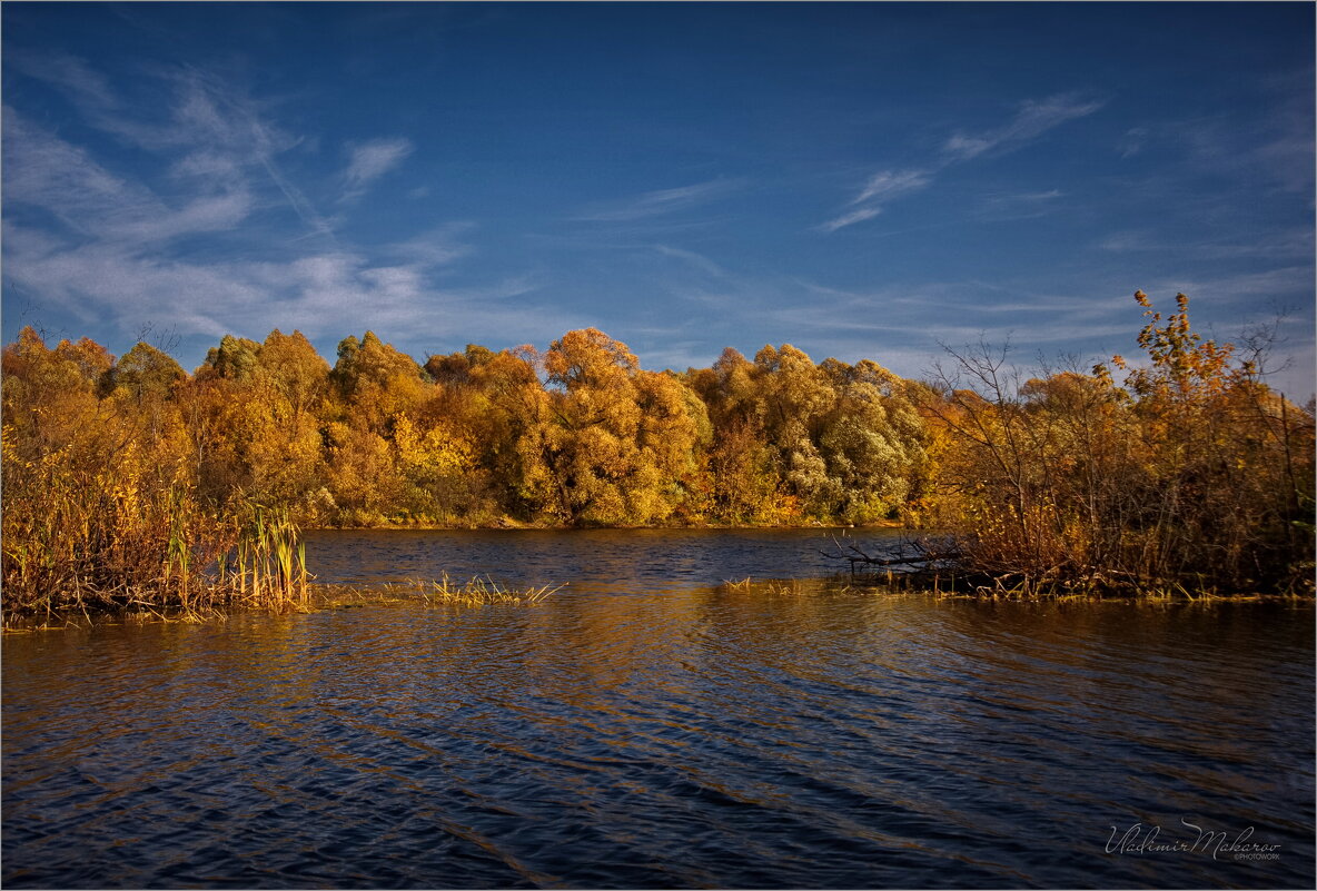 "Рябь с рефлексом на воде. Протока в октябре"© - Владимир Макаров