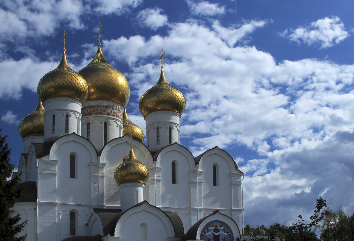 Золотые купола Успенского кафедрального собора в Ярославле - Oleg S