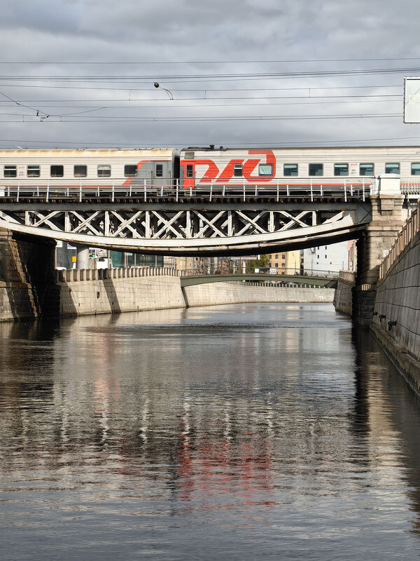 Поезд следует по пролёту Американского моста через Обводный канал - Стальбаум Юрий 