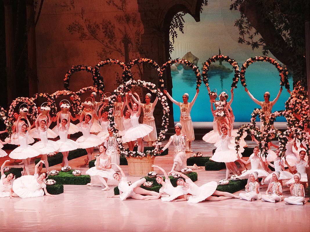 Сцена Оживлённый сад из балета "Корсар" - Лидия Бусурина