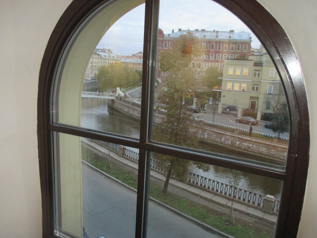Окно с видом на канал - Маера Урусова
