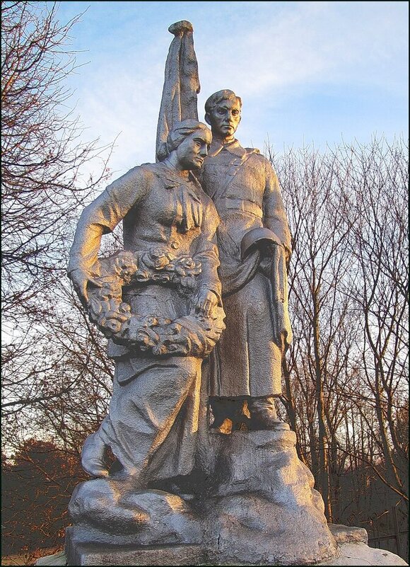 Памятник погибшим во время Великой Отечественной войны - Людмила Смородинская