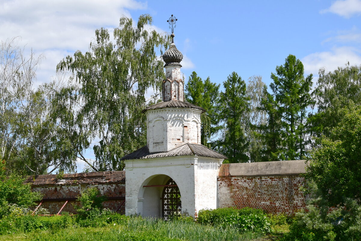 Суздаль.... От Троицкого монастыря остались только въездные ворота.... - Galina Leskova