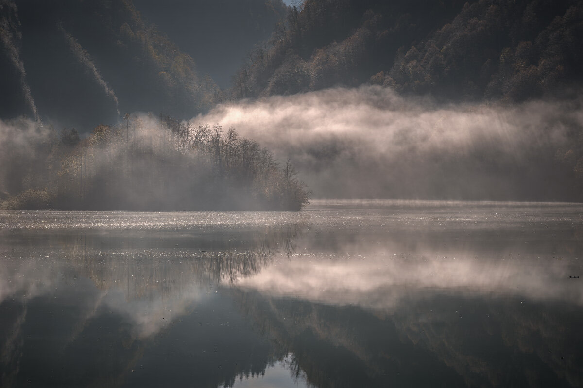 Island Of Fog Over Lajanura River - Fuseboy 